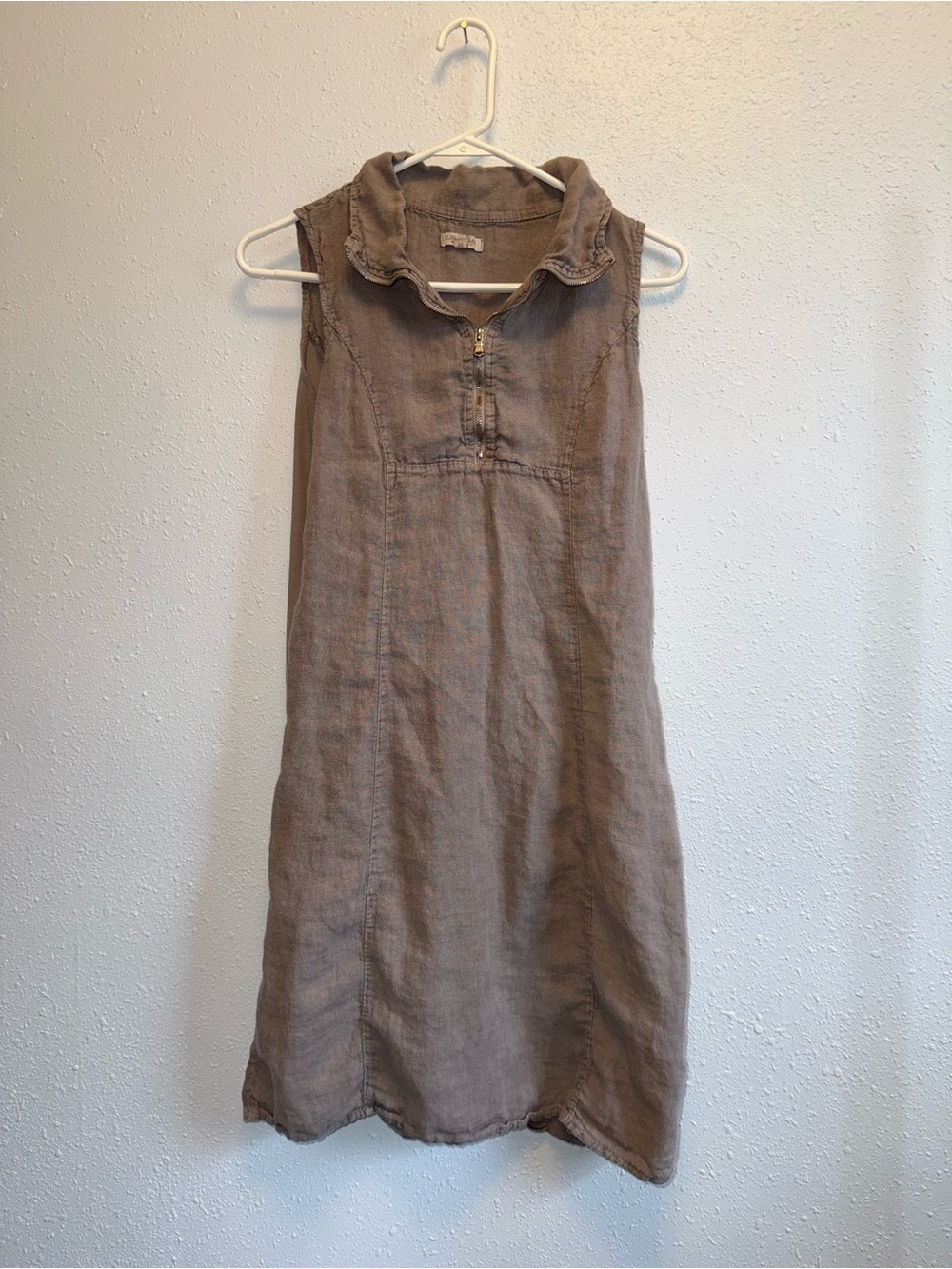 Sleeveless linen Shift Dress with Zip Neck